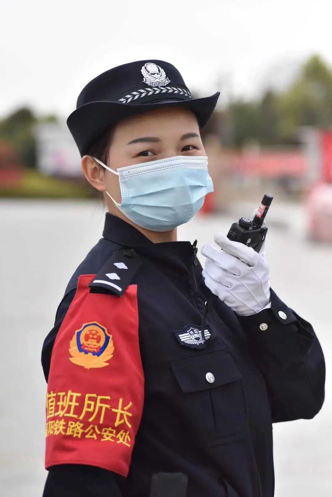 23年后，抱树女孩成为一名铁路女警！