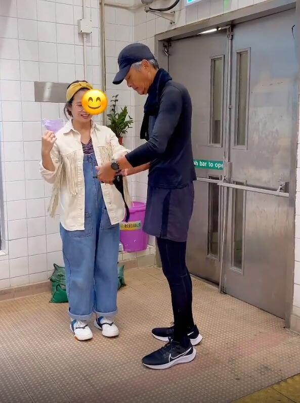 周润发晨跑被偶遇，身材超瘦两鬓斑白戴帽子遮，摘口罩与粉丝合照