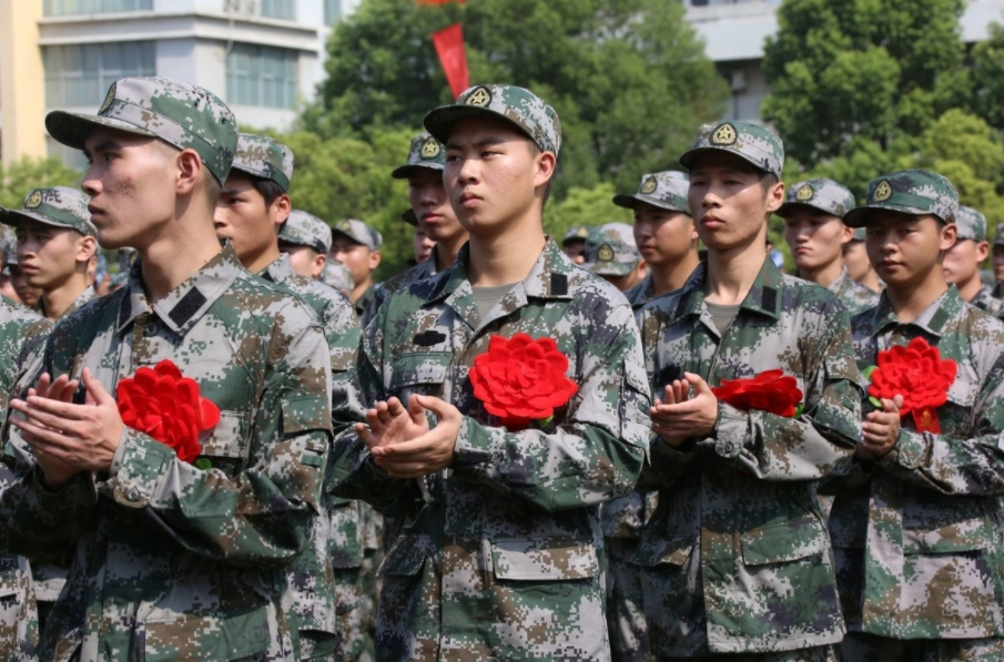 多年后才知道，在校大学生当兵和毕业生当兵的差距，不是一星半点