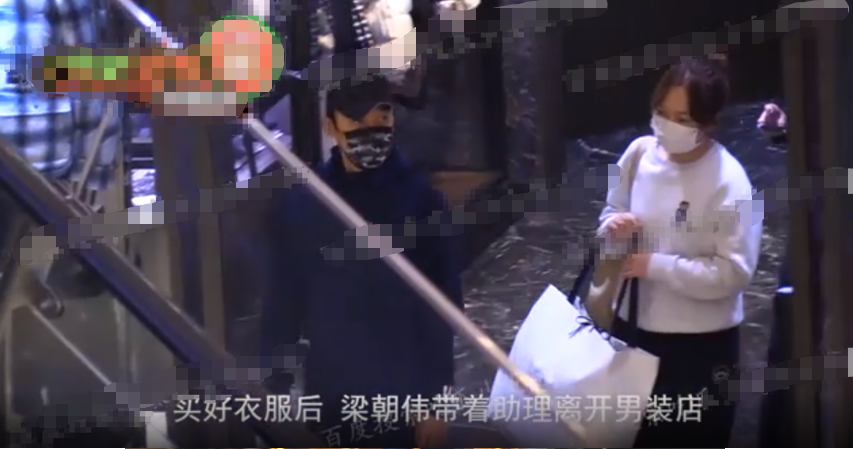梁朝伟带俩女助理逛街，购物有专人拎包，打扮低调太谦和没被认出