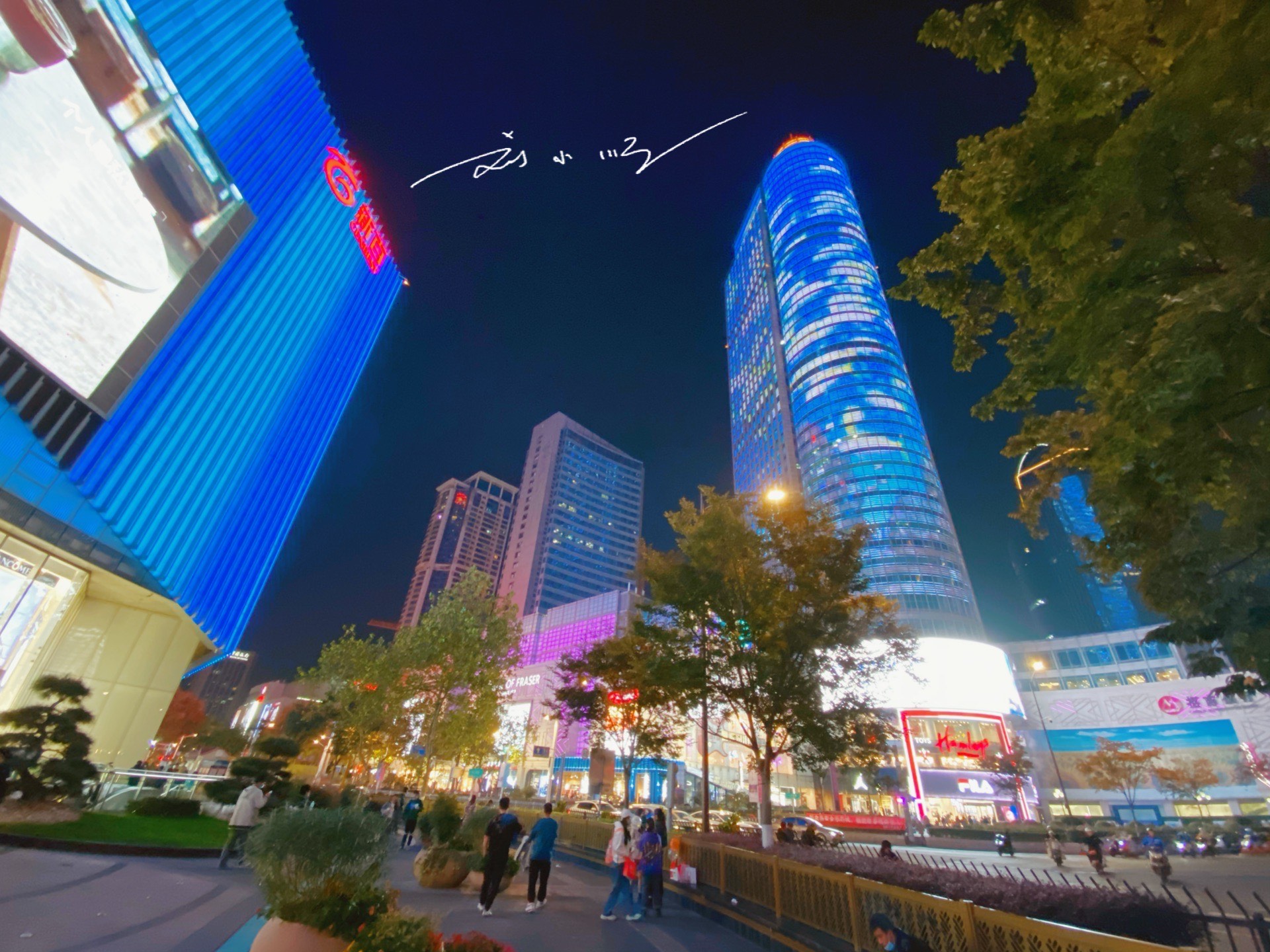 实拍南京新街口,被誉为"中华第一商圈",繁华程度不亚于北上广