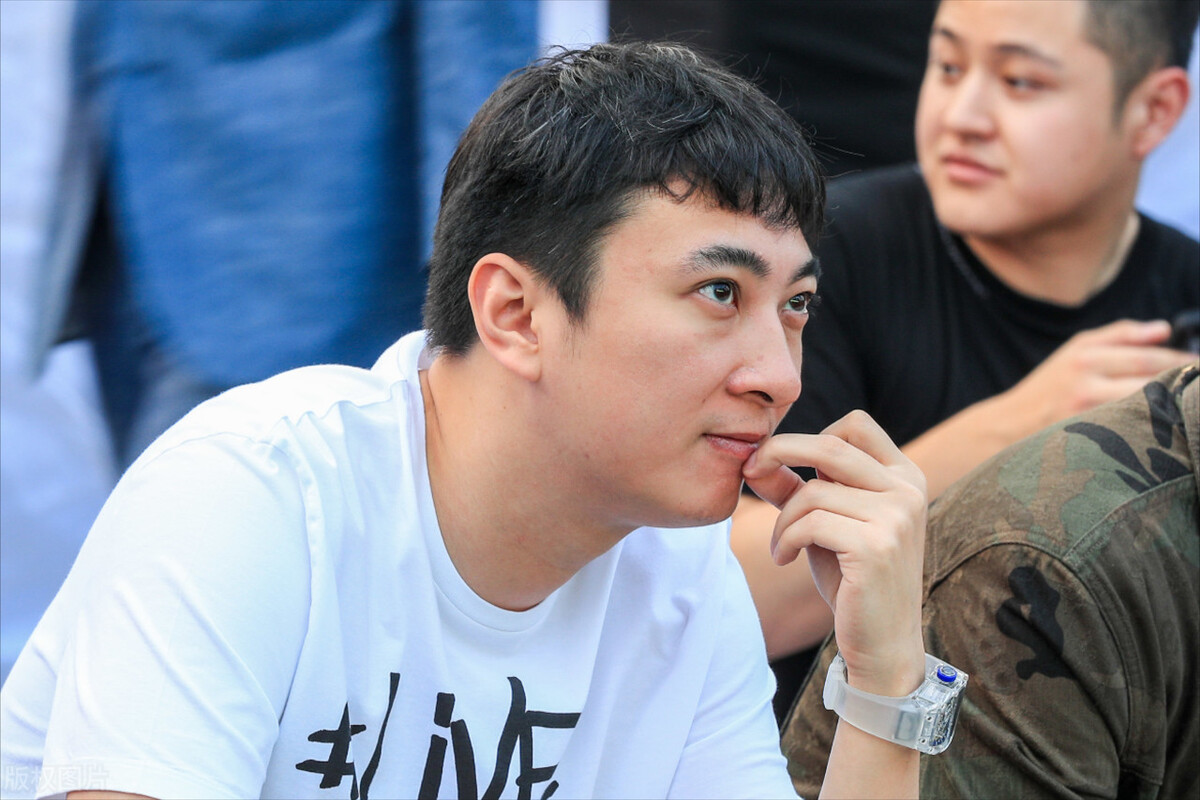 王思聪的风流情史，靠金钱征服了15个女人，如今却沦为了爱情舔狗