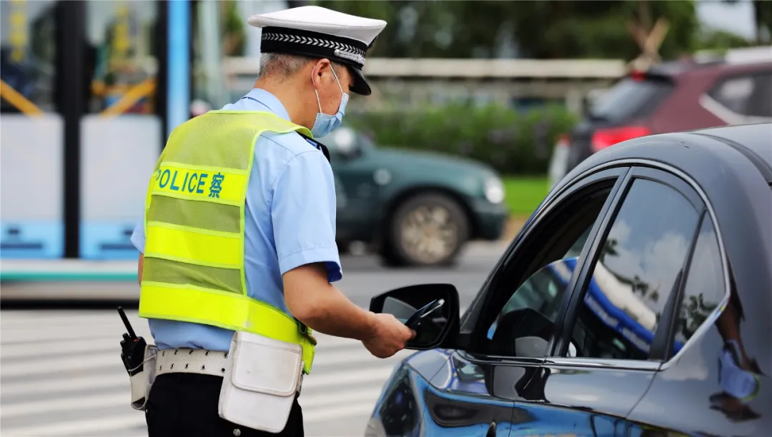 珠海交警开启首场大规模整治行动，司机插队打尖被罚:人有三急！