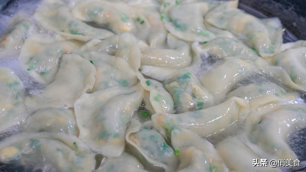 包韭菜馅饺子，牢记“2放2不放”，韭菜保持翠绿，不烧心不出水