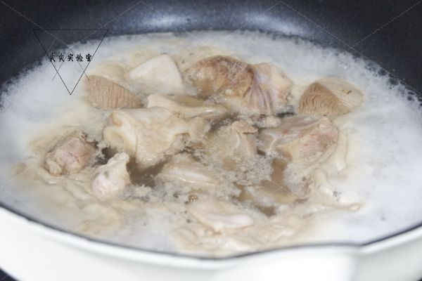 要想羊肉不腥不膻，除了焯水，加这3种食材一起炖，汤更鲜美