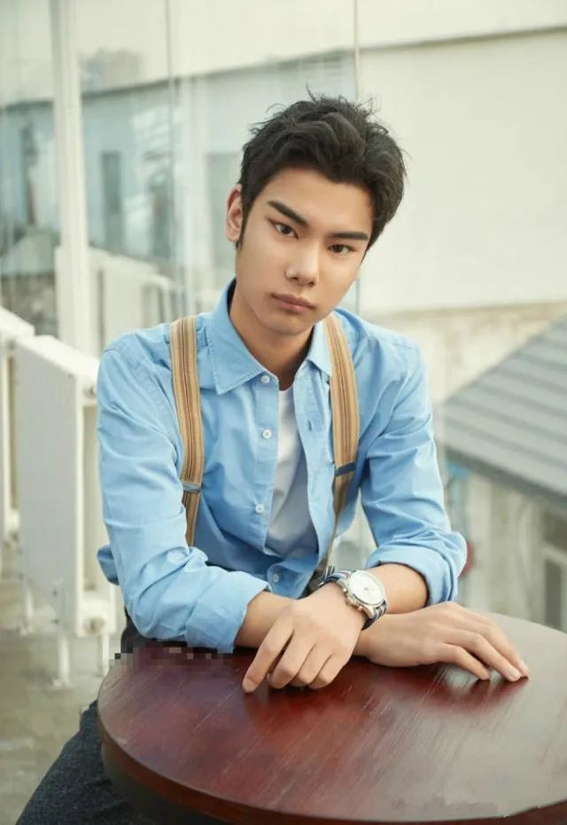 因发际线走红,眉毛抢镜的小吴,从韩国回来怎么变帅了?