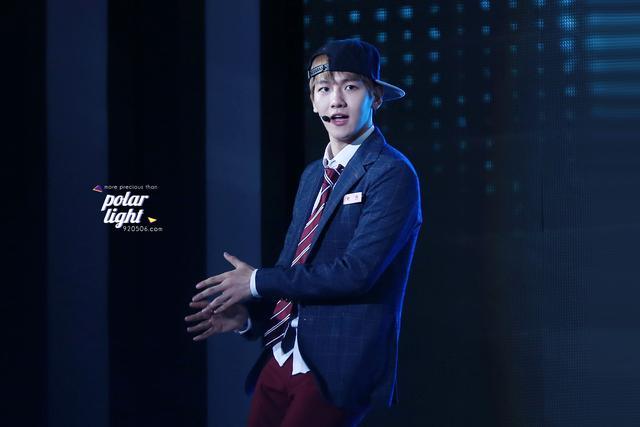 他被SM公司星探发现后秘密训练四个月，直接空降顶级男团担当主唱