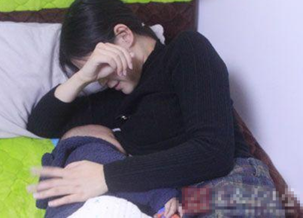 为啥宝宝会吃母乳就睡，放下来一会儿就醒？宝宝的需求妈妈要了解