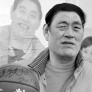 穆铁柱为什么不去nba(两次击败美国助中国男篮称霸亚洲，退役后病根爆发穆铁柱59岁早逝)