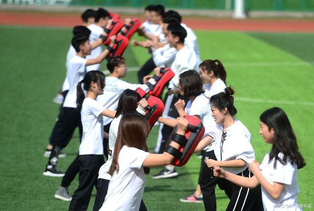 广州一高校惊现“黑丝运动媛”，大学穿衣自由，但公众场合要得体