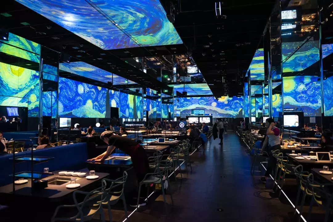 海底捞画风突变:满场撩妹机器人,配人造星空堪称年度最佳打卡地