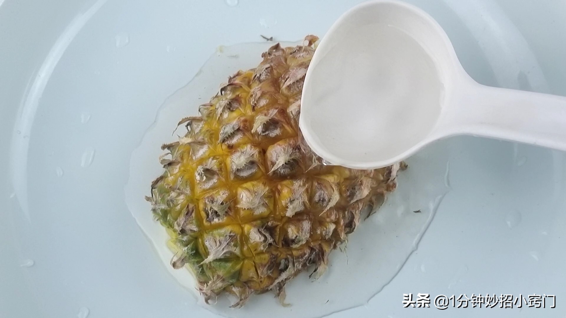 原来菠萝去皮这么简单，不挖眼不削皮，又快又省事，一点也不脏手