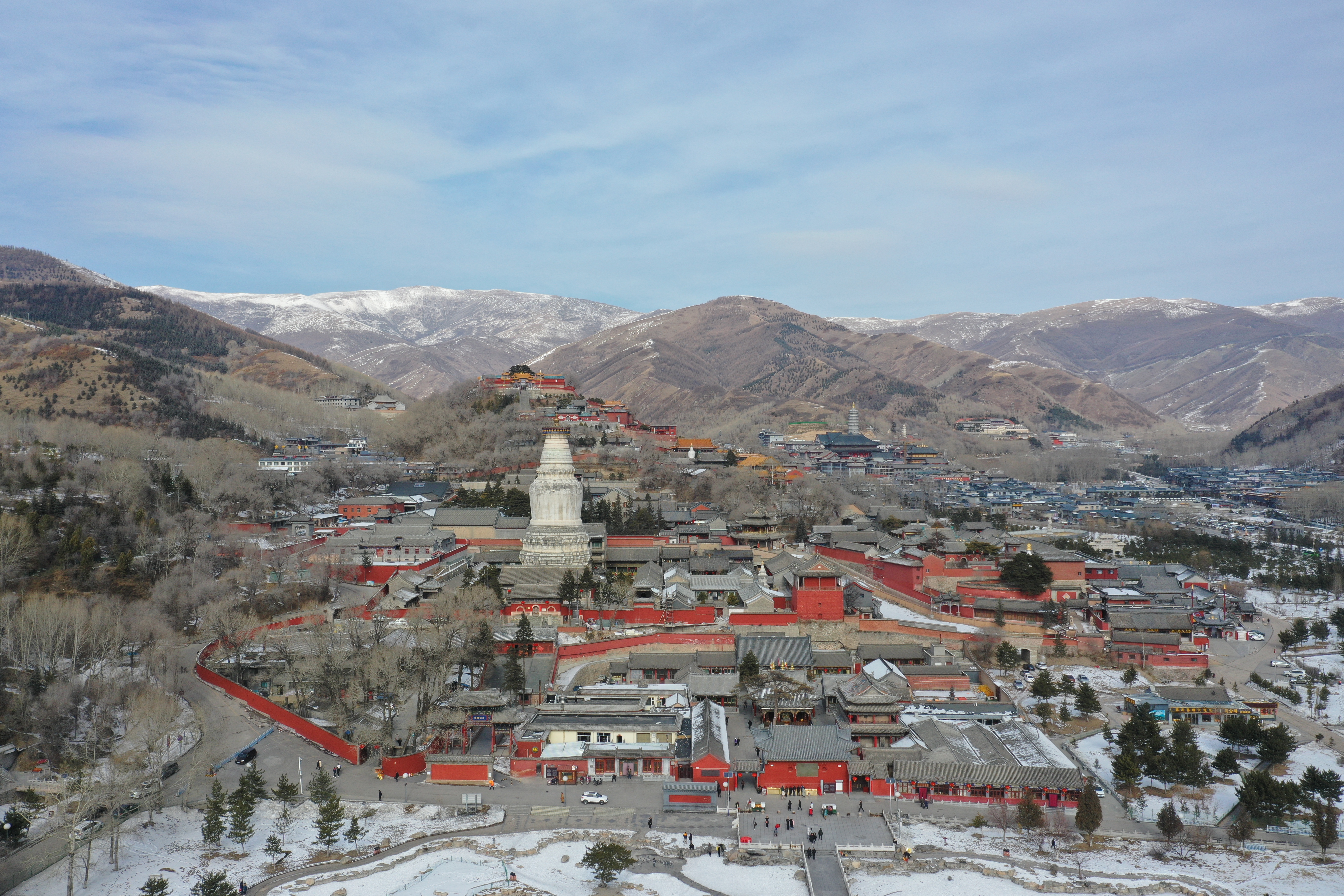 《名山志》载:"五台山五峰耸立,高出云表,山顶无林木,有如垒土之台