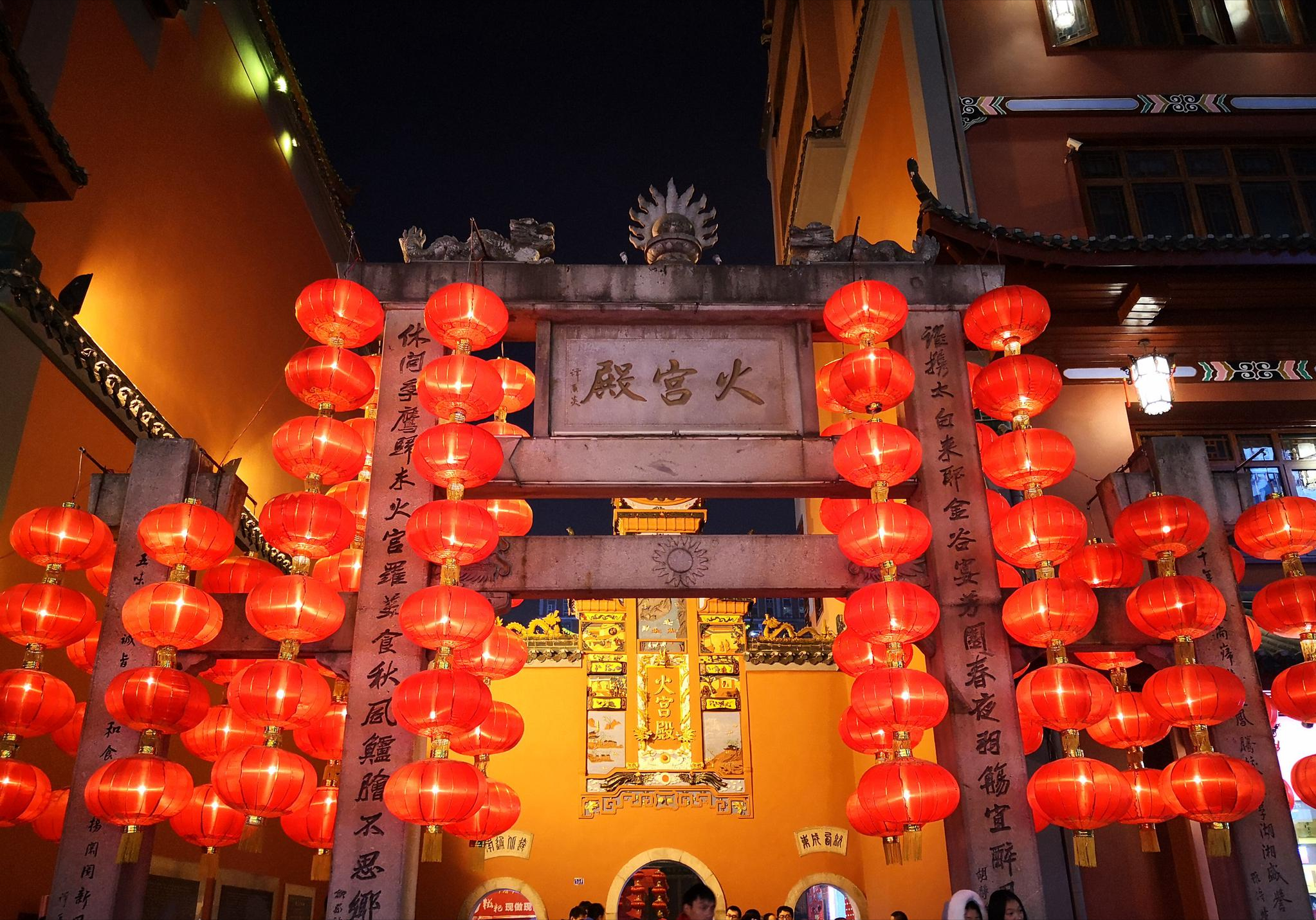 “不嗦，长沙这十家美食你都吃过哪些？”①火宫殿臭豆腐②糖油粑粑等。