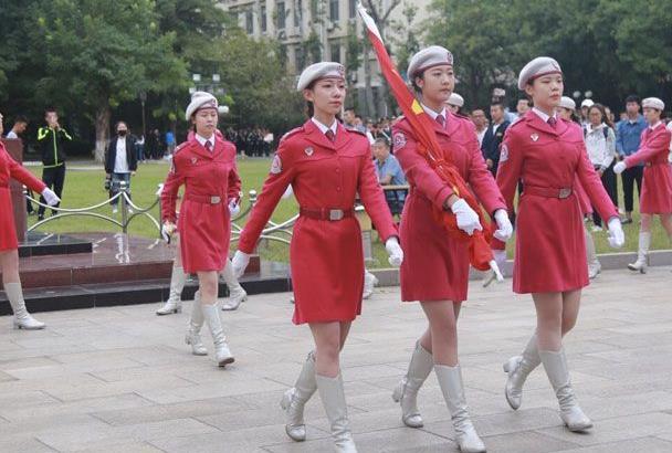 国内一所“中华”开头的大学，男女比例失衡，男生想逃课门也没有