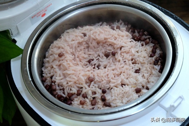豆饭的做法 电饭锅版一看就会（用电饭煲做红豆捞饭的教程）