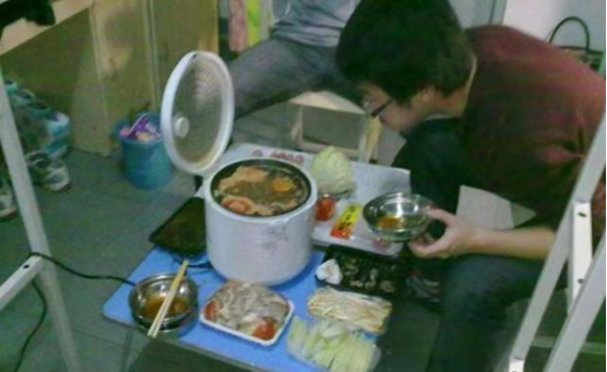 大学生违禁品大公开，男女寝不同一眼可辨，你上学用过违禁品吗？