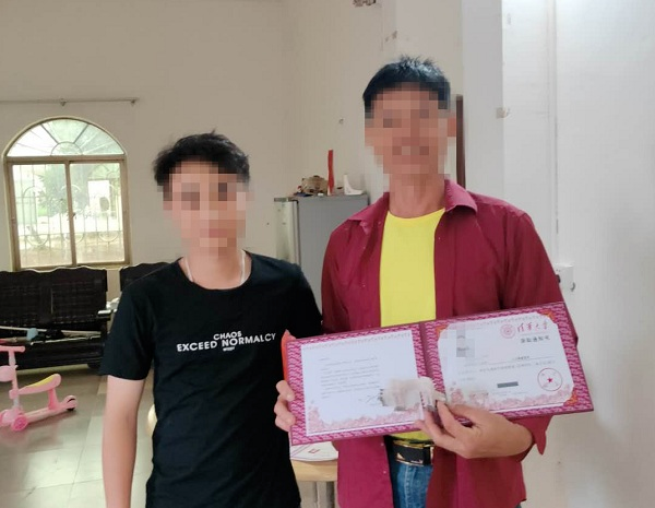 辽宁一景区玻璃滑道发生事故致1死多伤丨伪造清华录取通知书的高考生离家出走