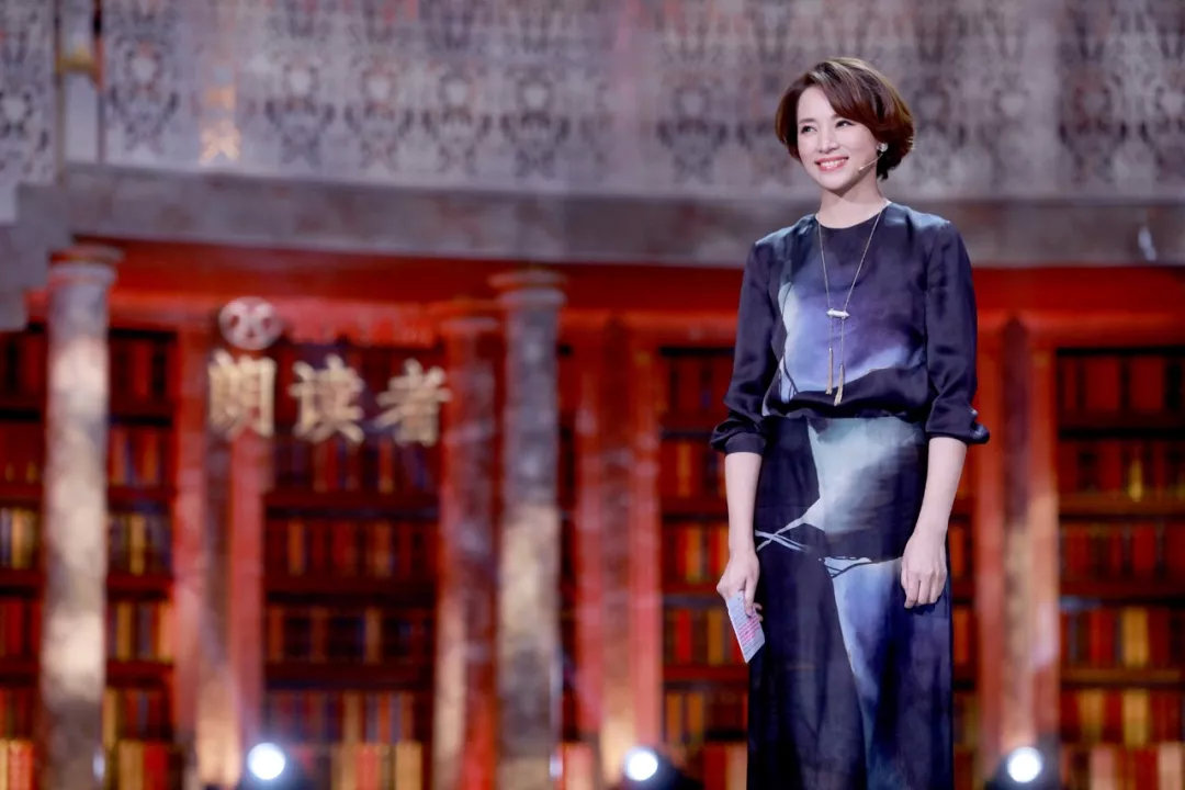 董卿当年有多美？柳叶细眉配丹凤眼温婉动人，赵忠祥赞其大气知性