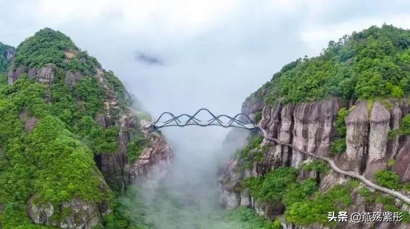 空山新雨后，景色分外娆，竹筏水上行，诗意盎然时，你心动了吗？