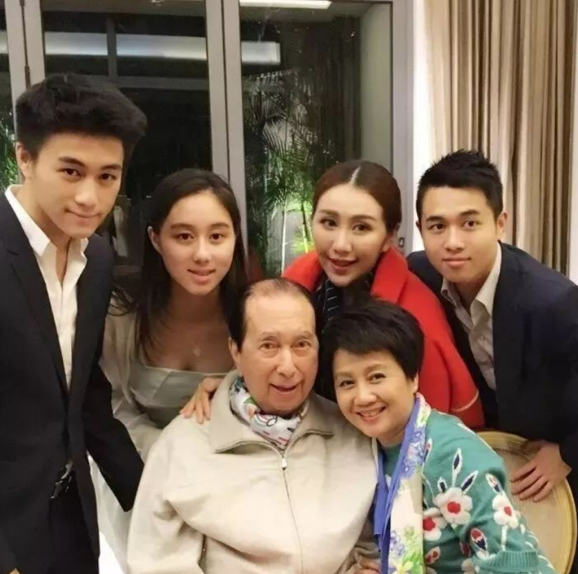 百億闊太梁安琪亮相，戴兩千圍巾站C位，為賭王生下5子終生未婚