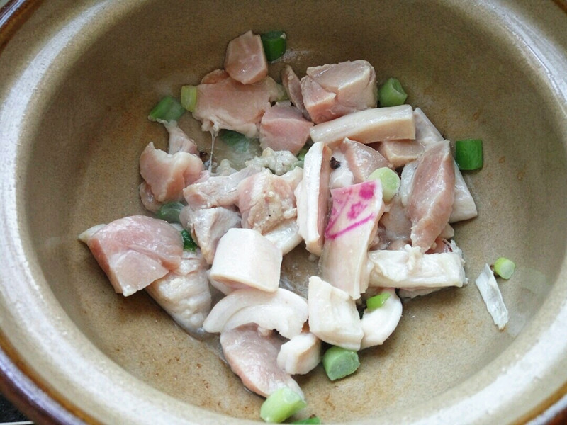 天冷就炖上一锅白菜炖冻豆腐，连菜带汤一大锅，越吃越暖和