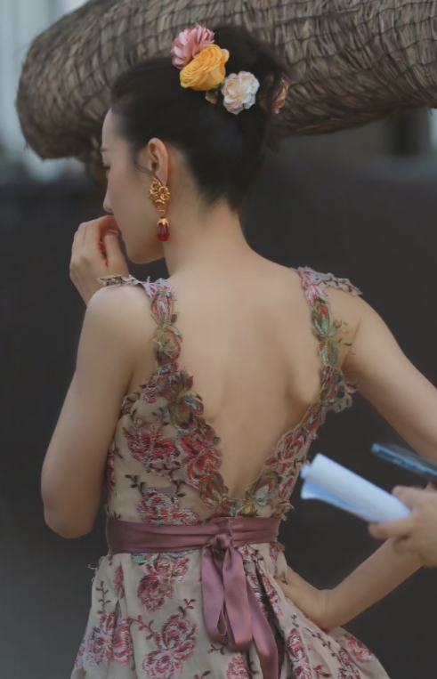 迪丽热巴躺在沙滩上拍照!裙摆被海水打湿,身上全是沙子不嫌脏