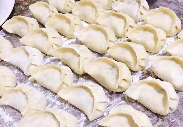 芹菜猪肉饺子，怎样调馅好吃？大厨教你小妙招，芹菜更绿，更入味