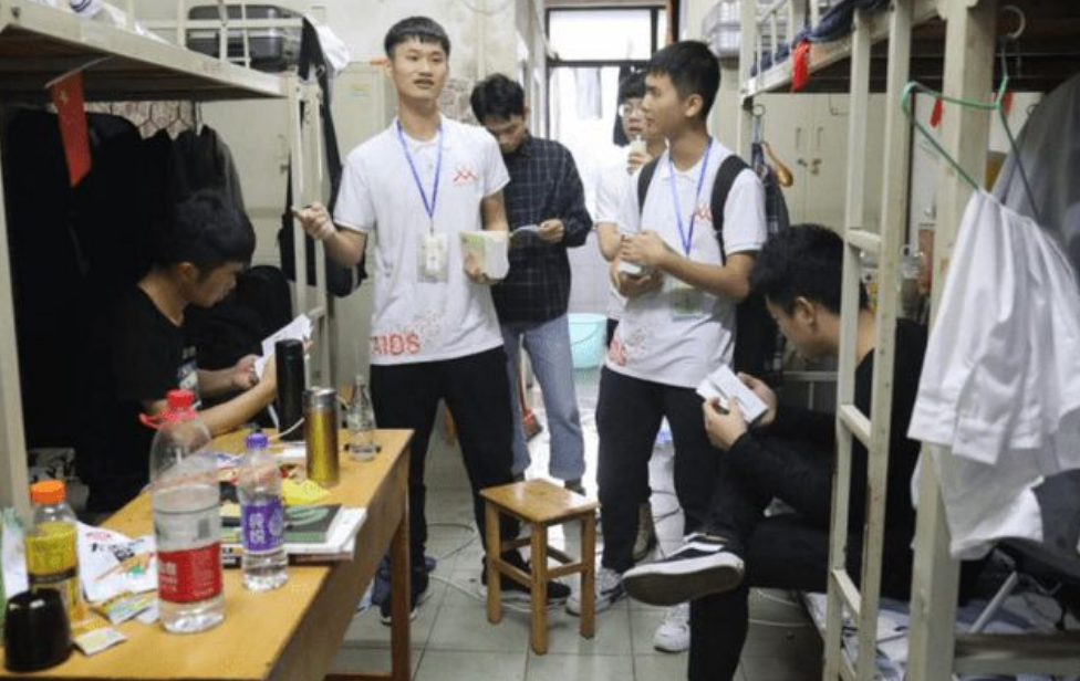 某大学推出“夫妻宿舍”，让学生夫妇同住，单身狗流下羡慕的泪水