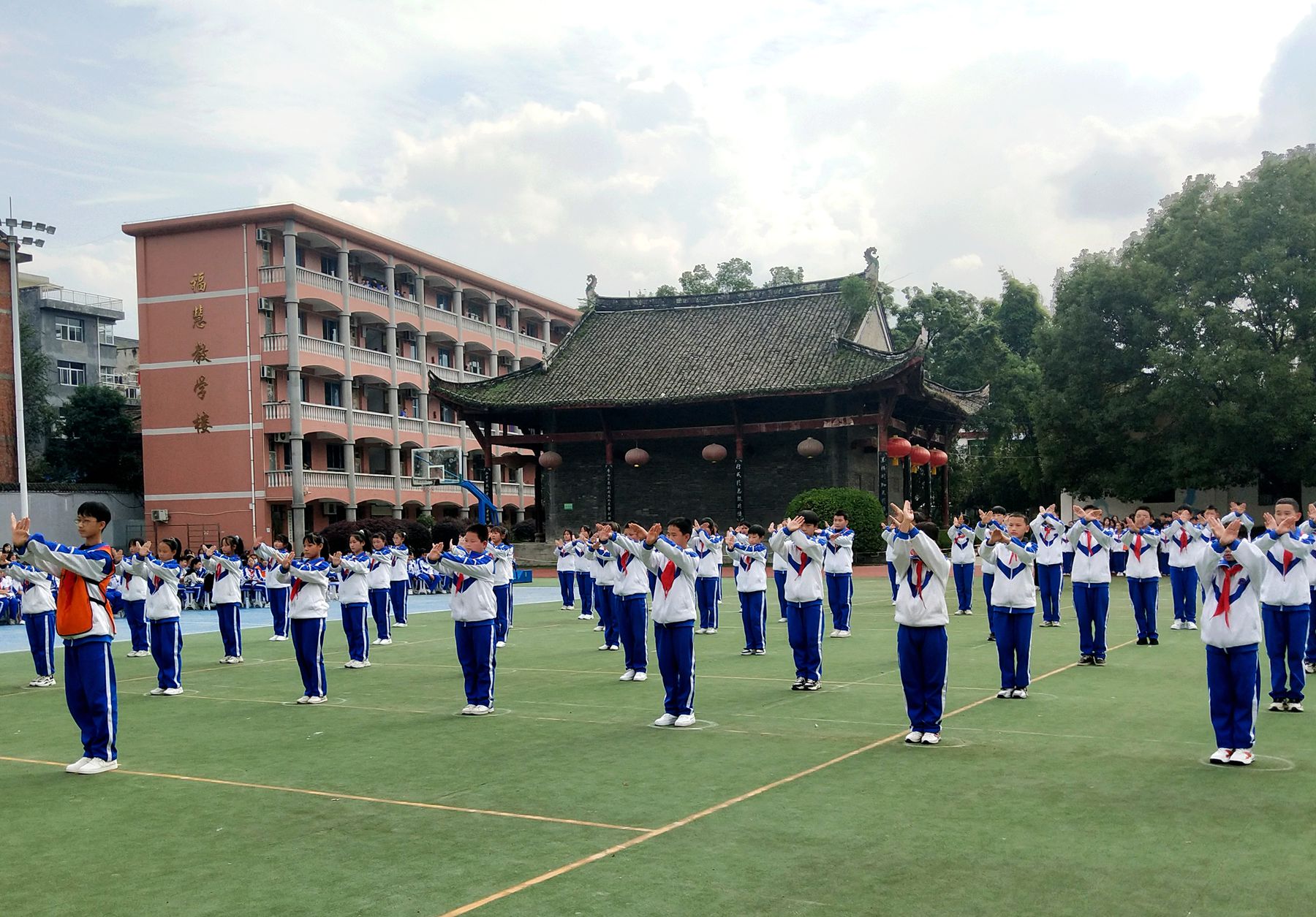 汉阴县初级中学:武术体操跳起来飒起来(图3)