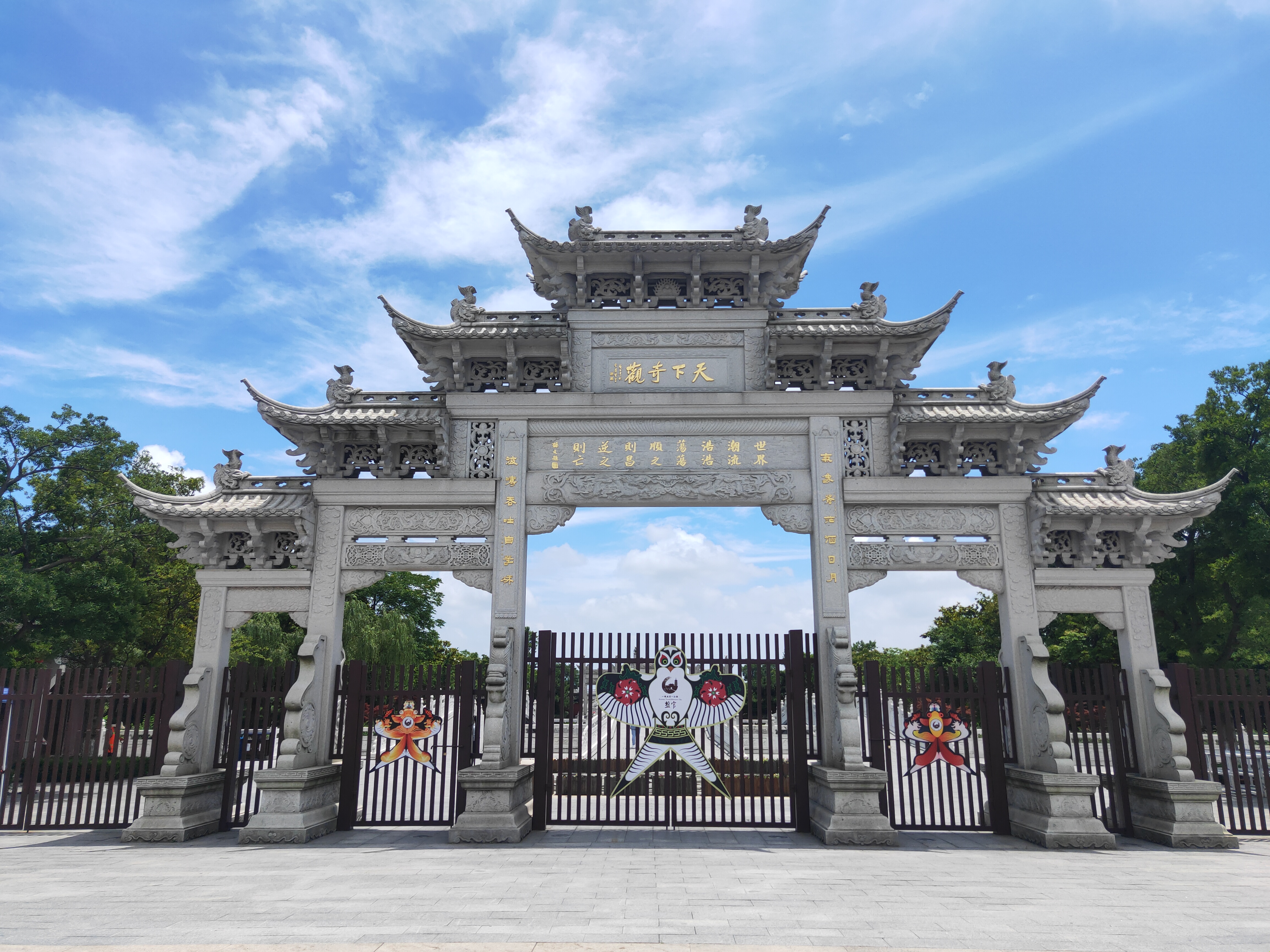 景区门口盐官虽然历史悠久,但是最出名的还是因为观潮.