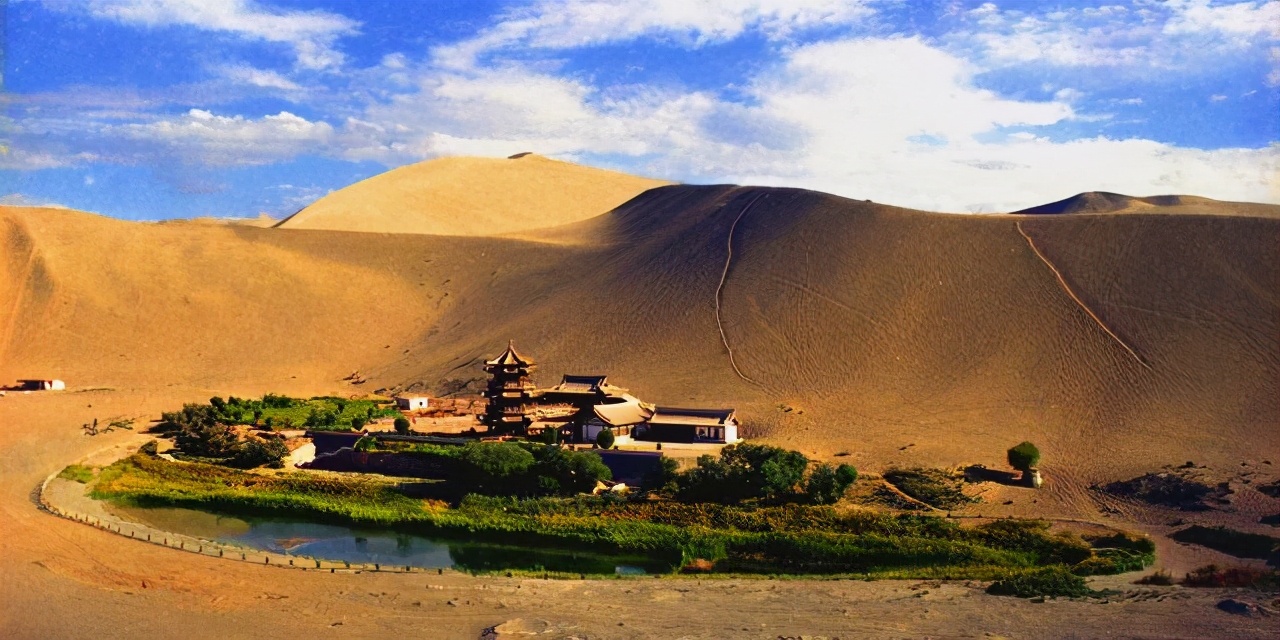 甘肃敦煌月牙泉,被称为沙漠第一泉,还有三宝四奇的沙漠奇观