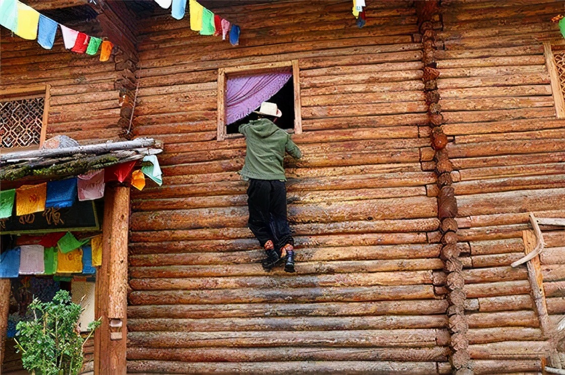 摩梭人走婚的真相：窗户外有帽子，代表着屋内正在约会