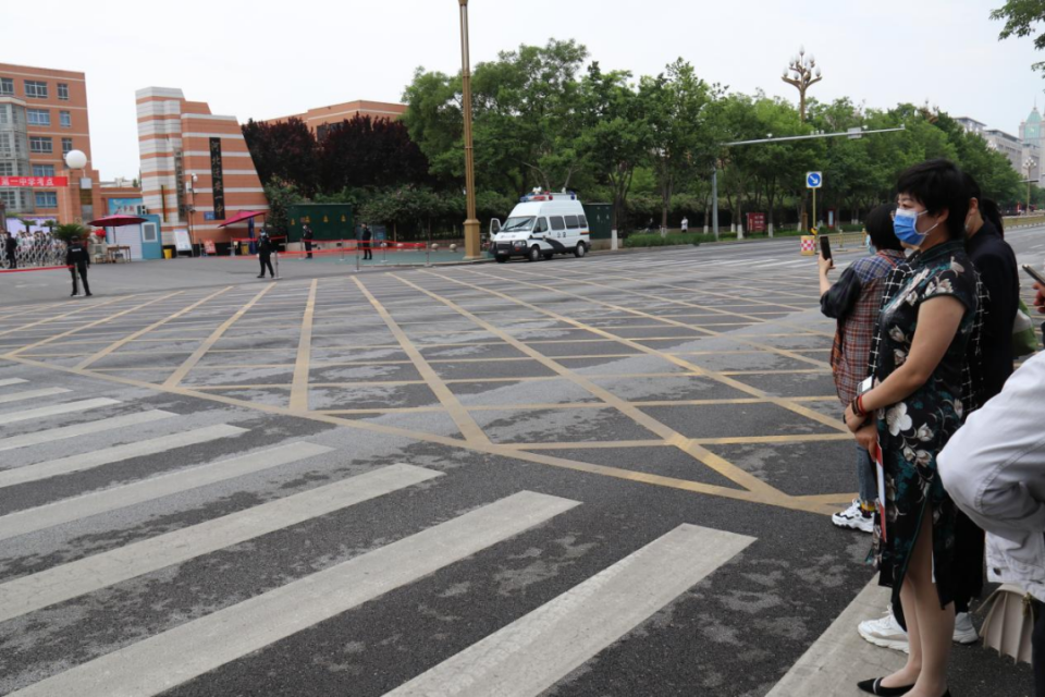 迁安高考第一天，来看考场外的众生态