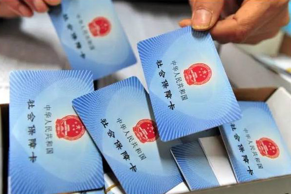 社保卡更新换代中，医保社保养老金都发到一张卡，要注意3个细节