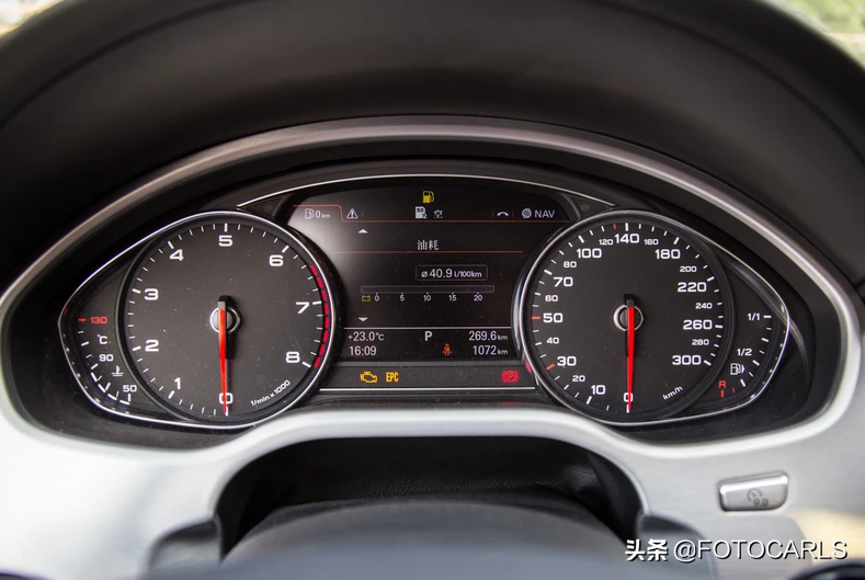 W12版奥迪A8L实拍，最迷人的前脸大灯，比同年奔驰S600L更阔气