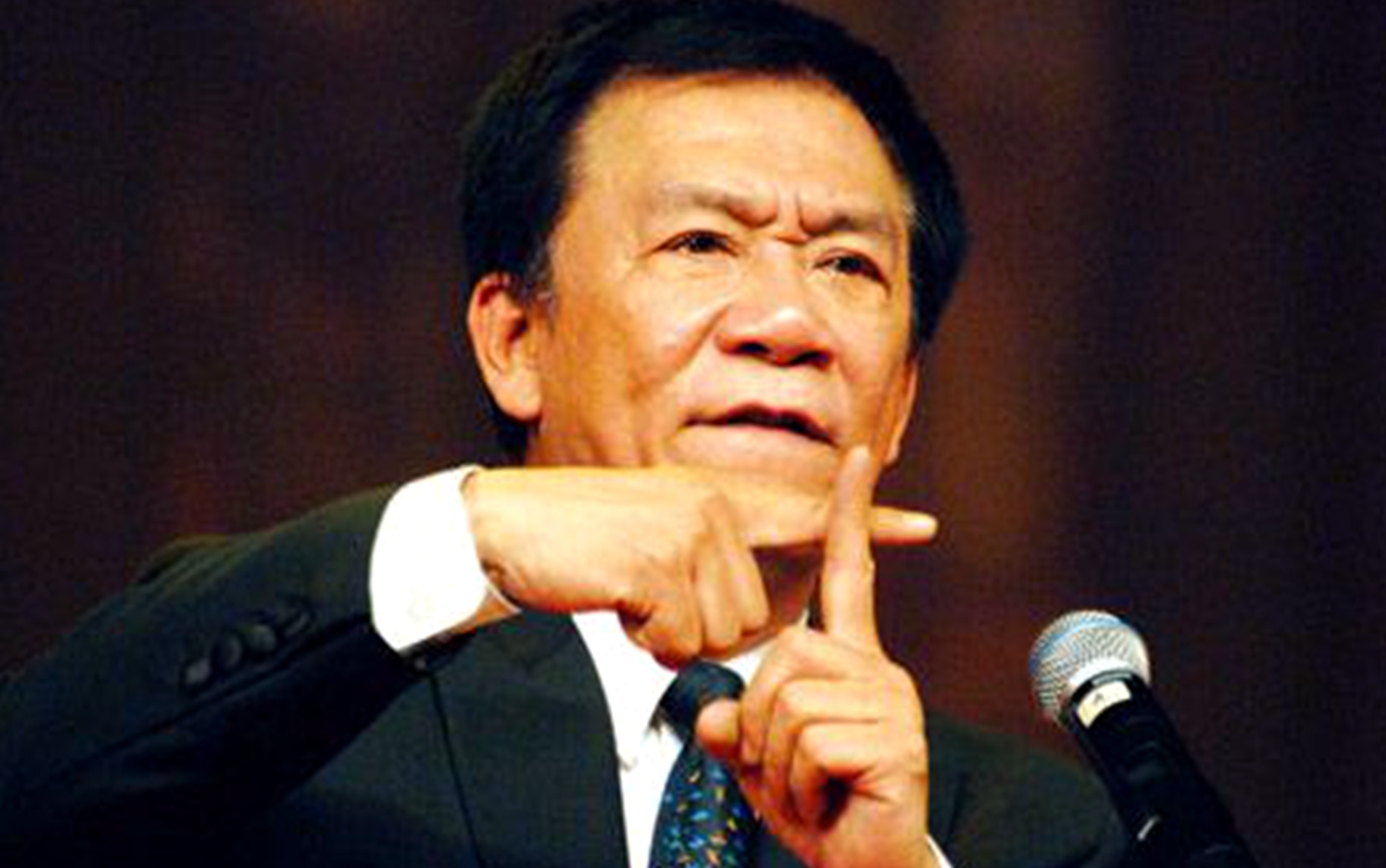 侯耀文第三任妻子(侯耀文去世14年,三段波折情事,最后的女友为何没分