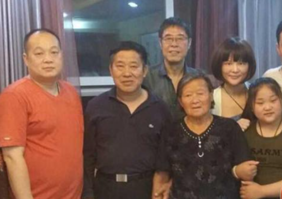 杜旭东：演反派都不用化妆，嘴一歪眼一蔑，观