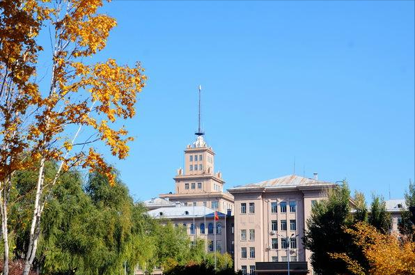 哈工大学生在行政楼“打地铺”，天气骤热，谁来给留校生降暑？