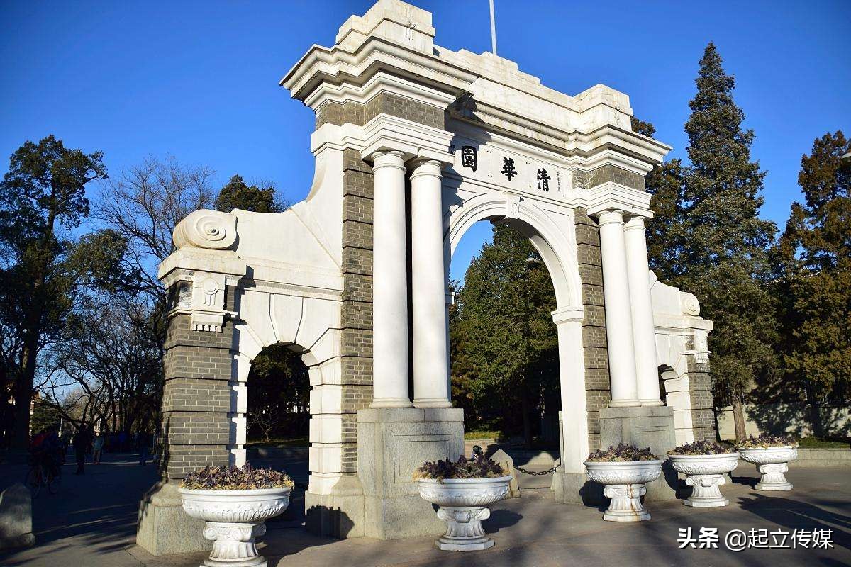 清华二校门、武大的樱花，大学里标志性风景，你认为哪个最好看？