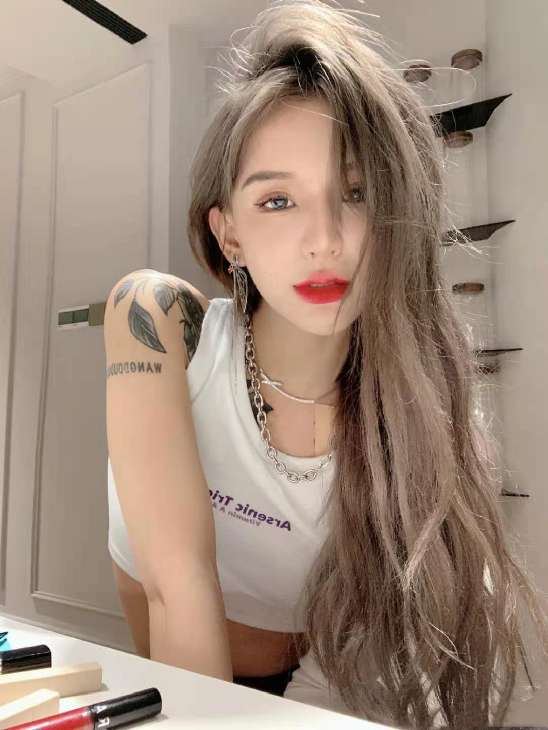 王逗逗晒出恋人车祸照,眼皮青紫又流血,万幸只是皮肉伤