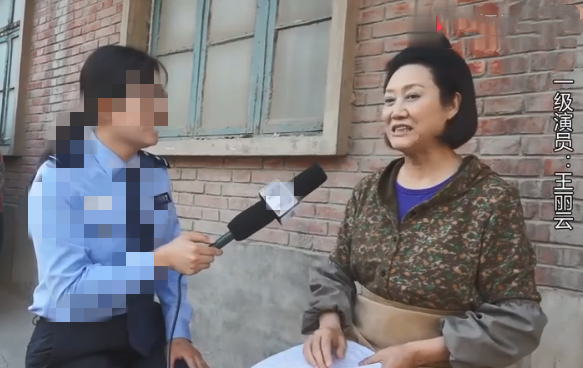 王丽云在10元理发店做头发？墙纸发黄窗户破碎，自降身价跑商演