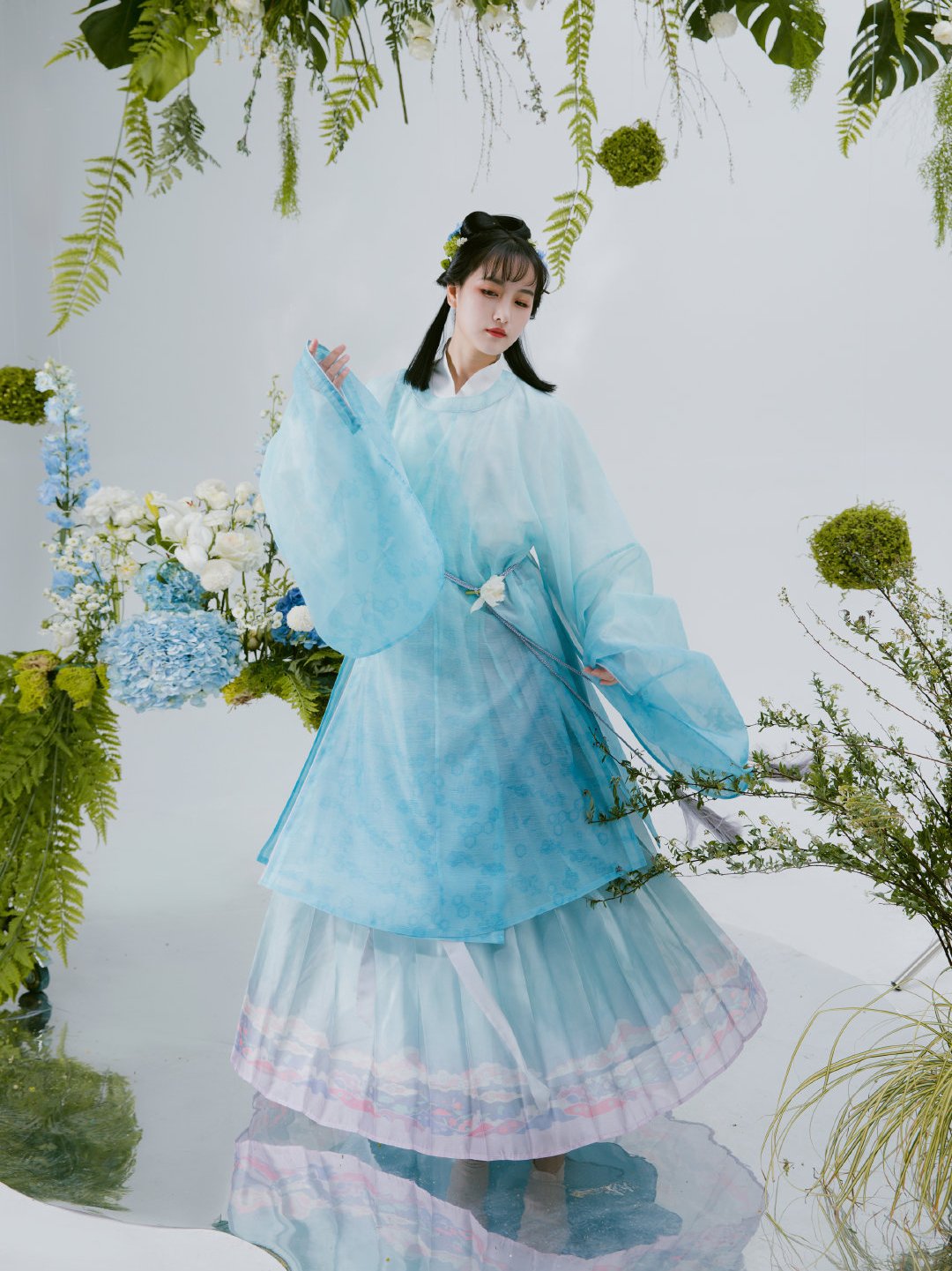 蓝绸轻舞，古韵流转：邂逅纯蓝汉服的惊艳之美