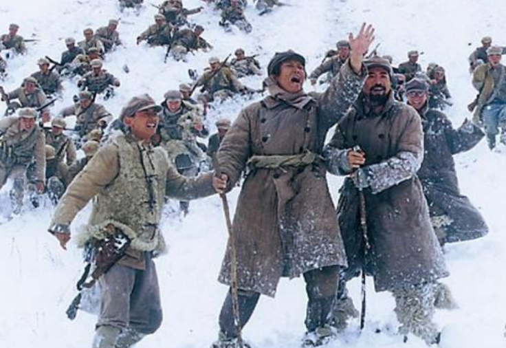 王新兰偶遇毛主席，送她去找肖华，江青：我看看这漂亮的女红军