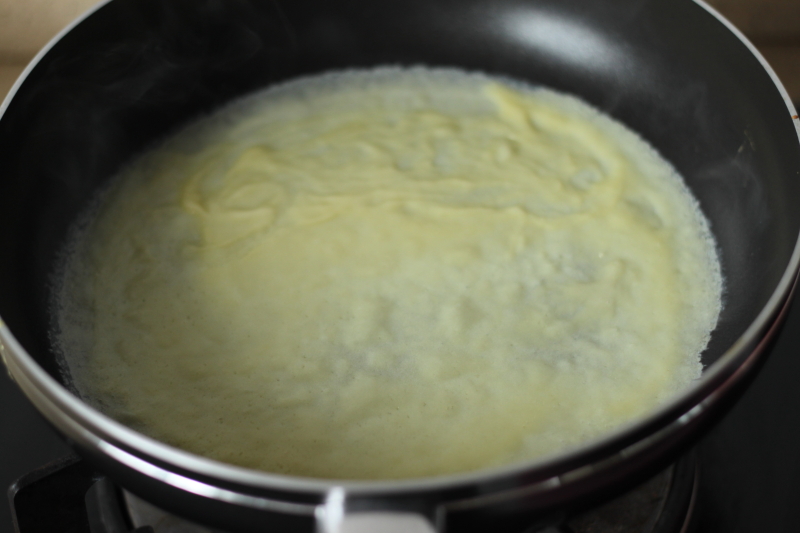 网红店60多一小片的千层蛋糕，有不粘锅和一个爱动的小朋友就能做