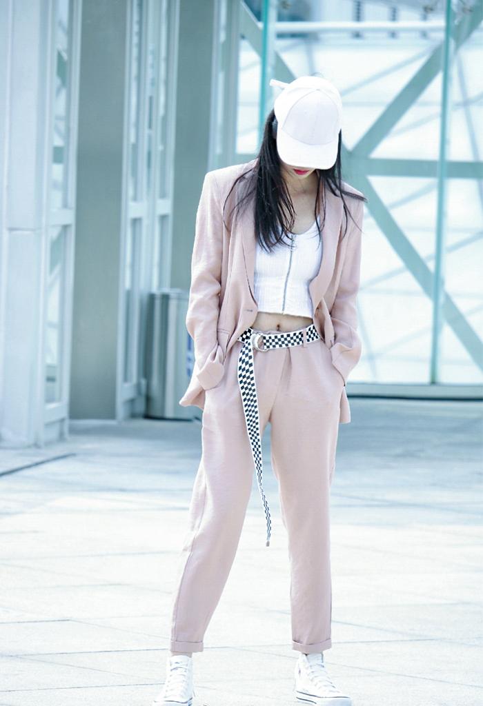 它才是今秋最显白的流行色！陈数杨紫早就穿上了，时髦优雅又减龄