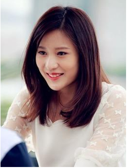 她出道便被姑父捧为女主，姑父另结新欢后，她也沦为了十八线演员