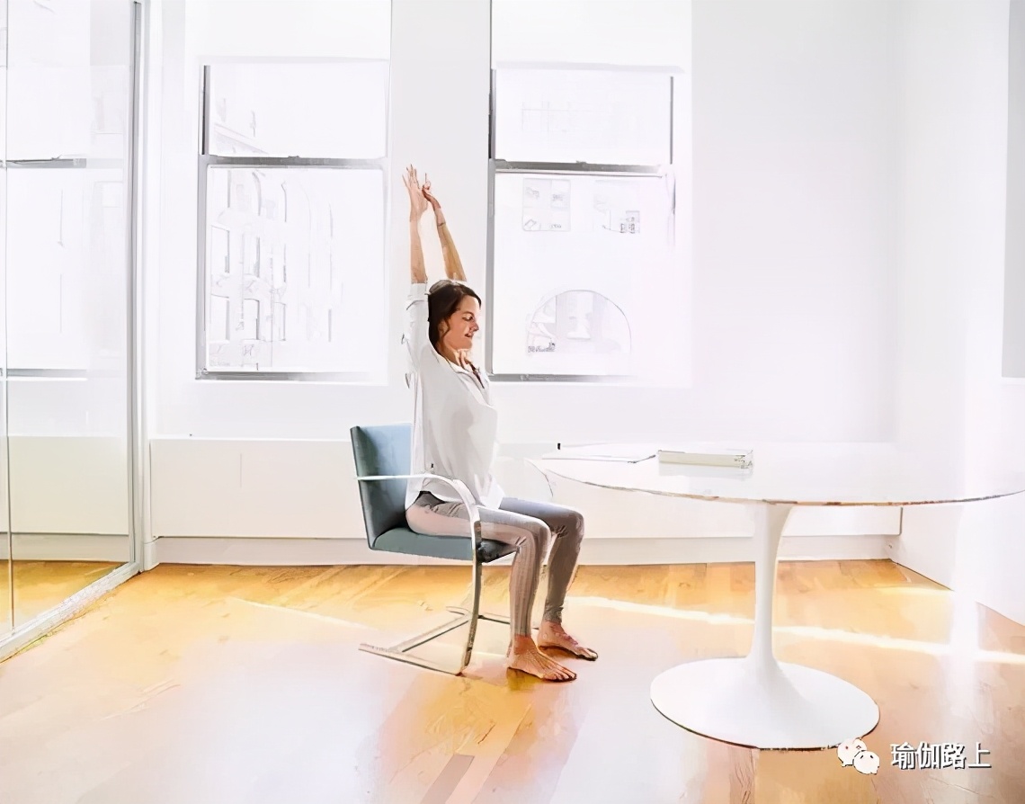 一套简单有效的办公室瑜伽，10分钟缓解全身疲劳（收藏级）