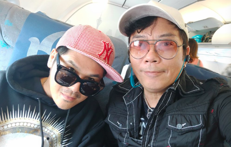 53岁男星再度当爸！搂小22岁二婚妻子画面温馨，结婚11年终于得子