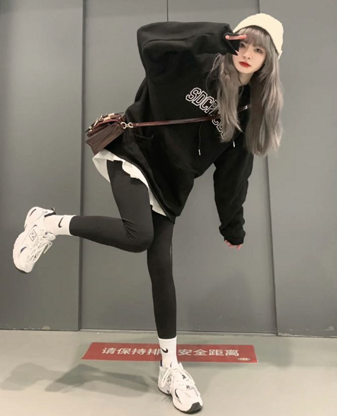 鲨鱼裤+长袜，初春建议这么穿，帮你优化腿部线条